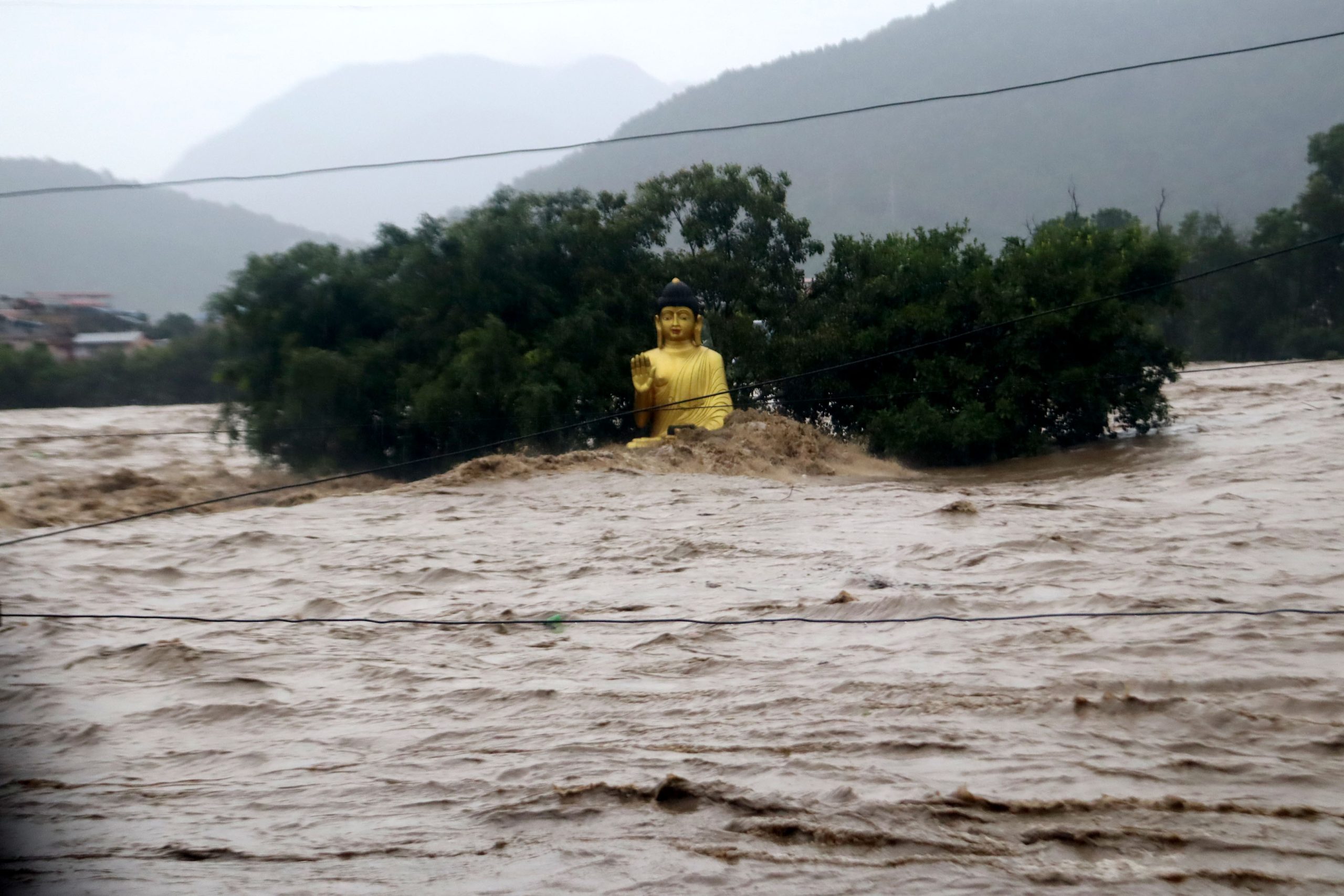 अविरल वर्षाः ललितपुरमा चार जनाको मृत्यु, महाङ्कालमा प्रहरी चौकी बग्यो