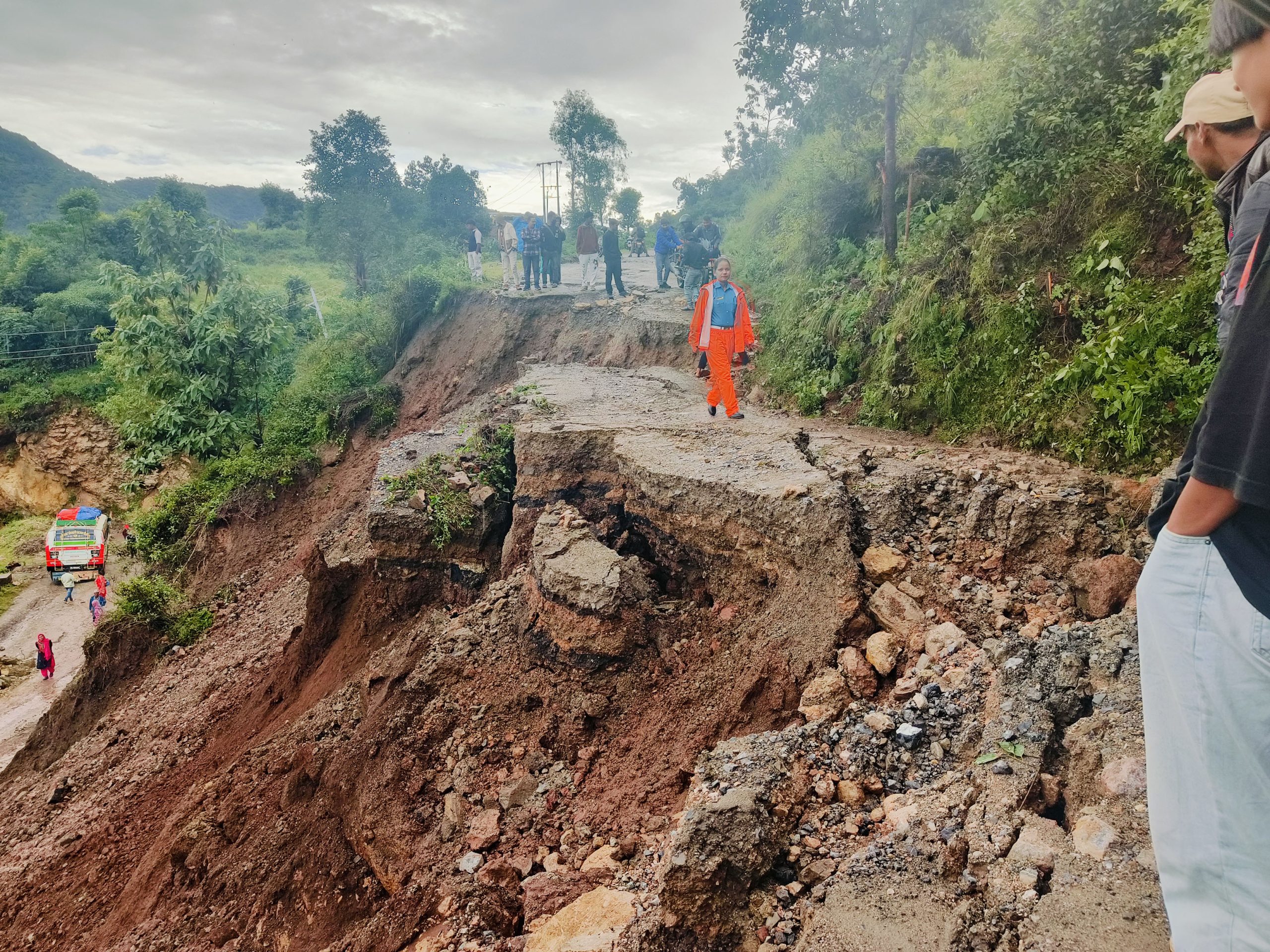 अविरल वर्षाः देशभर ६३ स्थानमा यातायात अवरुद्ध, काठमाडौँ उपत्यका प्रवेश गर्ने सबै नाका बन्द