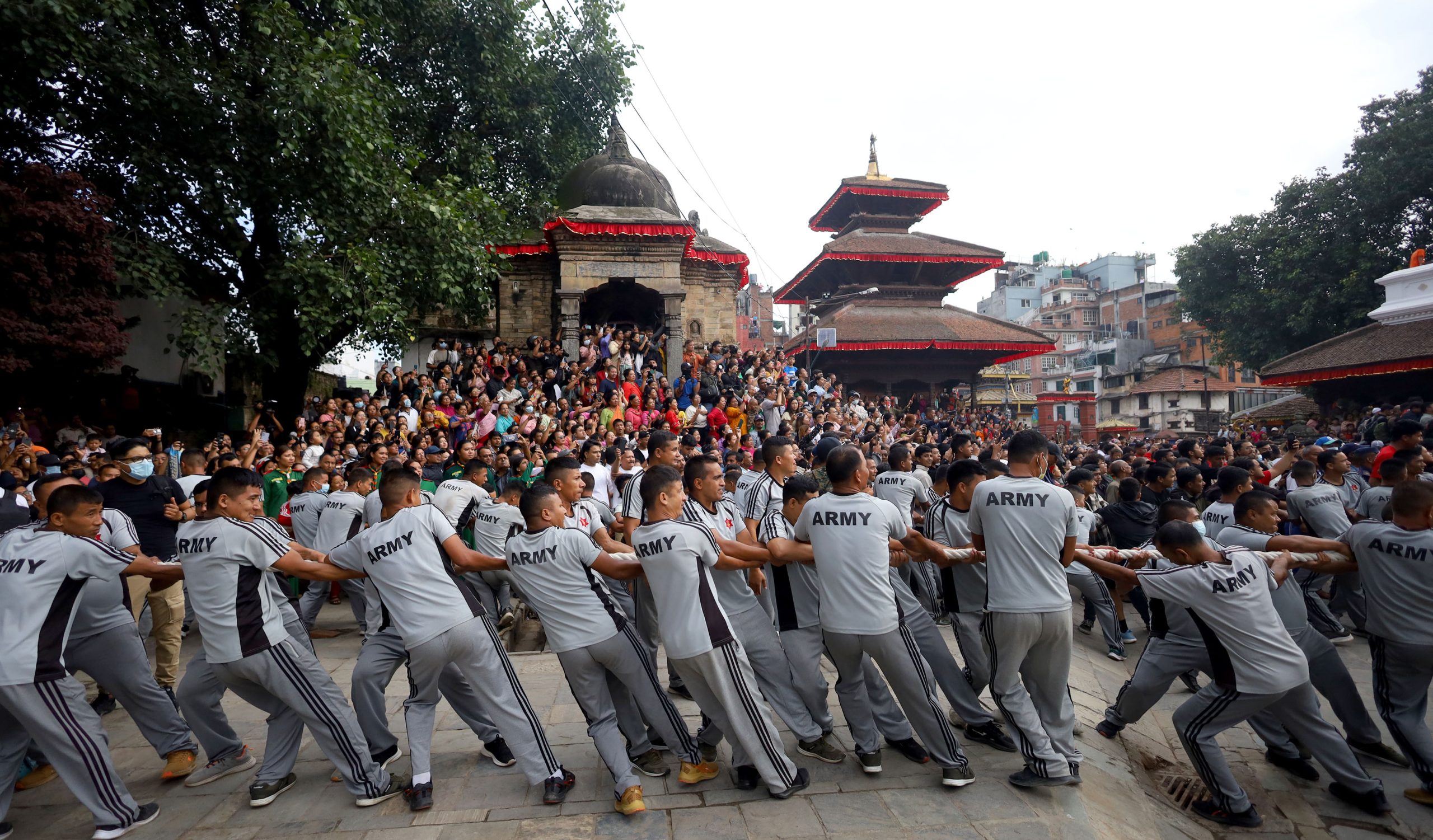 हनुमानढोका दरबार अगाडि लिङ्गो ठड्याइँदै (तस्बिरहरु)