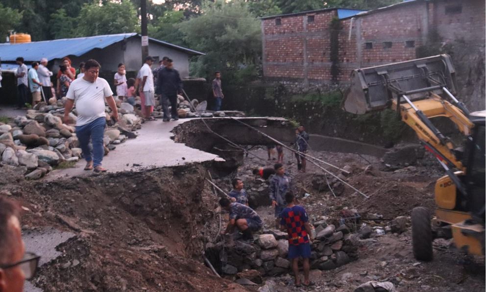 बाढीका कारण बस्ती जोखिममा, जाग्राम बस्दा हैरान 