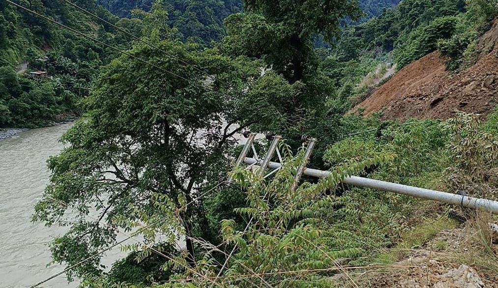 विद्युतको खम्बामा क्षति हुँदा १५ सय घरधुरी अन्धकारमा