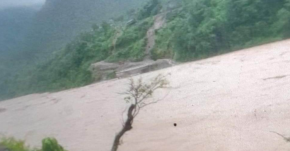 दसैंको मुखमा टुट्यो खोटाङ-तराई सिधा यातायात, बाढीले बगायो फोक्सिङटार पुल