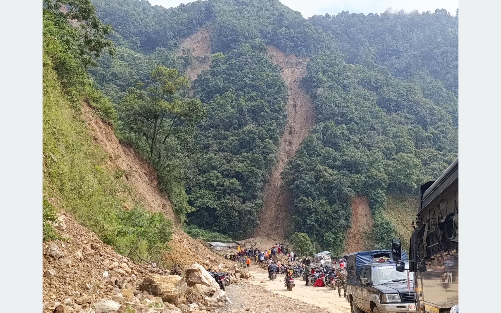 पहिरोमा परी मृत्यु भएका तीन विद्यार्थीको शव हेटौँडा ल्याइयो