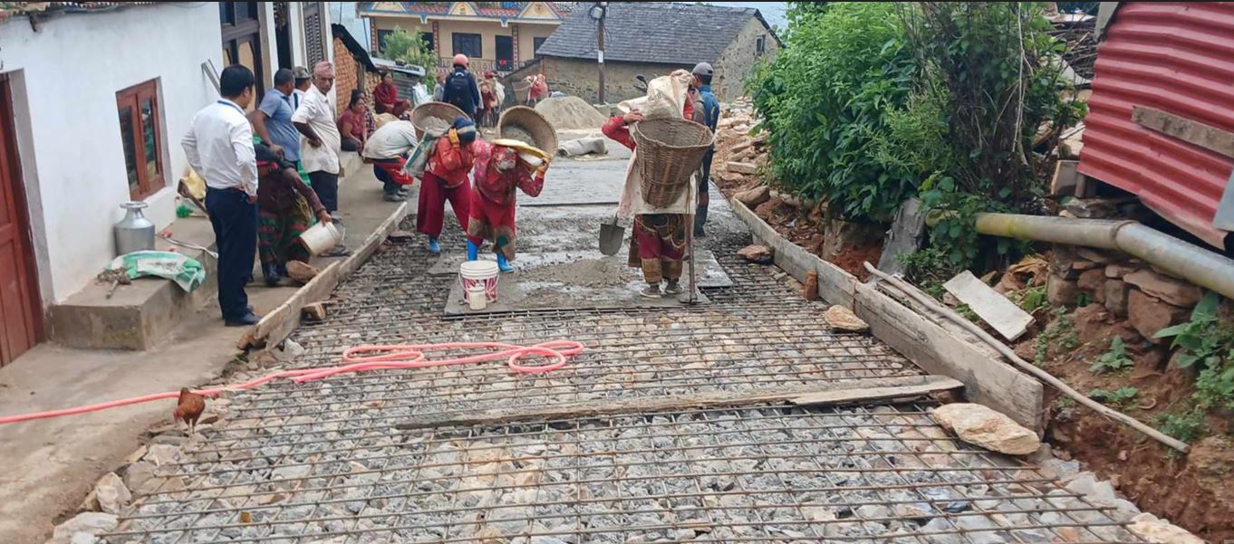 प्रधानमन्त्री रोजगार कार्यक्रममा सडक ढलानमा स्थानीयलाई अवसर