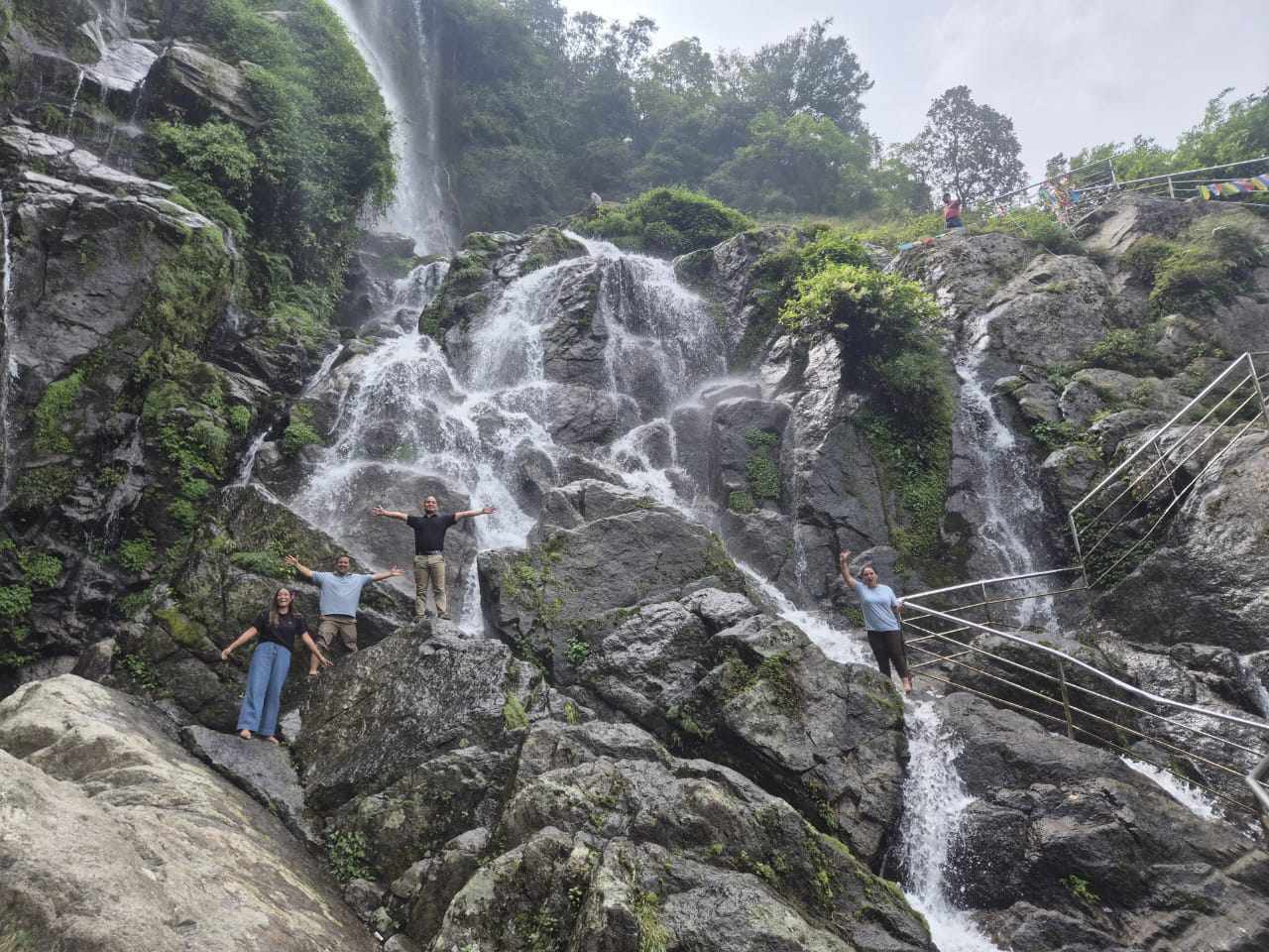 पर्यटकको रोजाइमा ‘तीनधारे झरना’