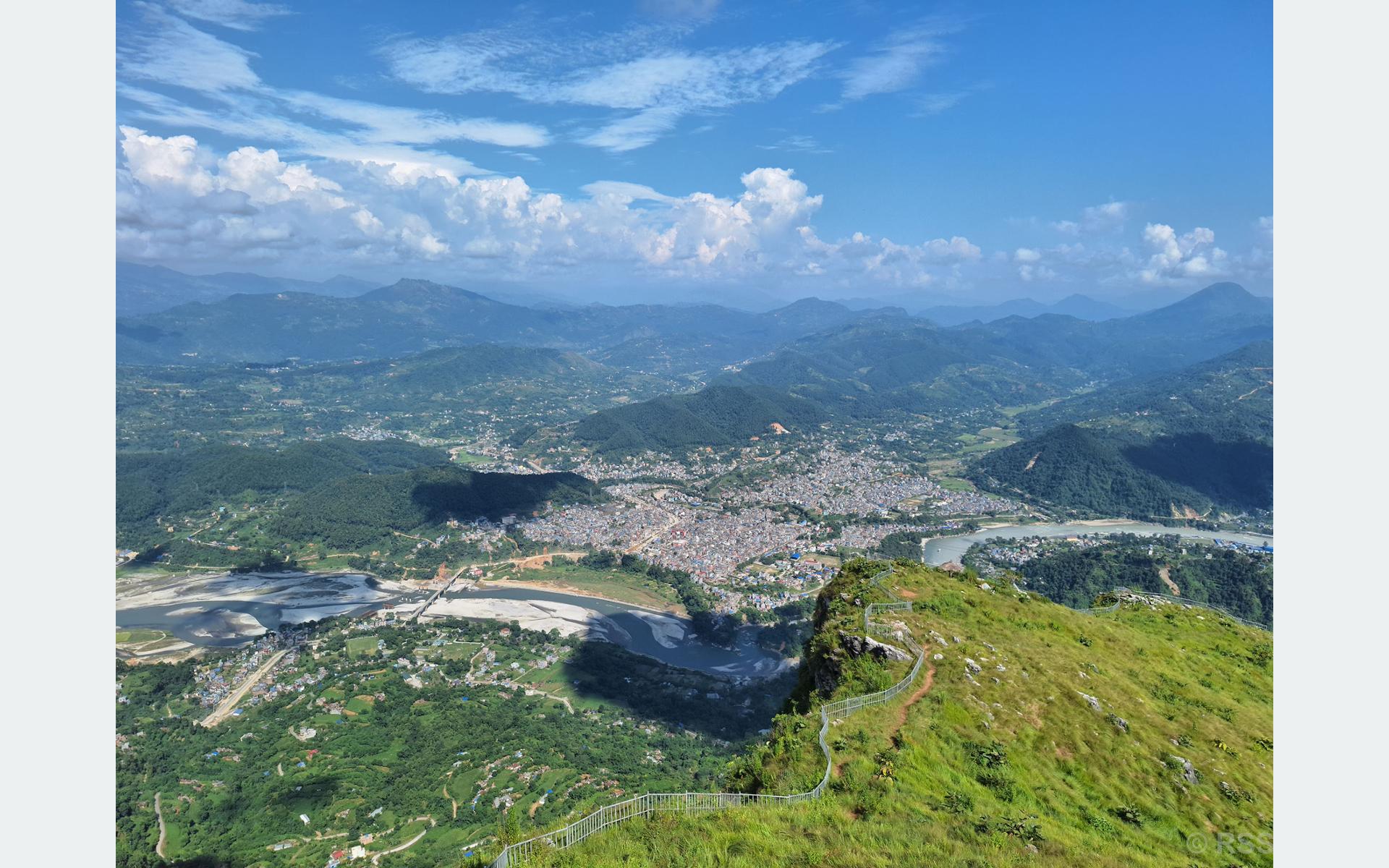 दसैँ सुरु भएसँगै मानुङकोटमा पर्यटकको चहलपहल