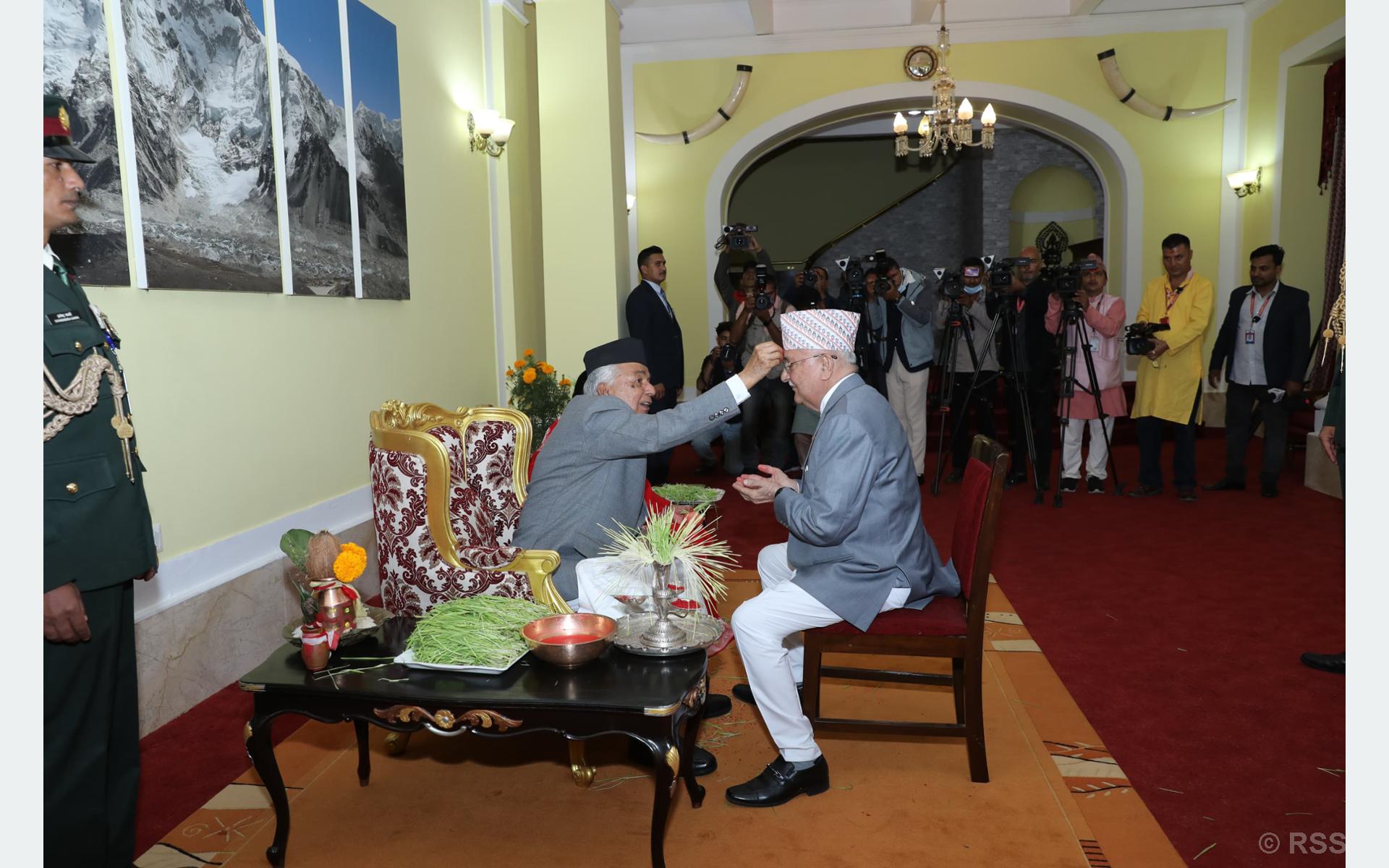 राष्ट्रपतिद्वारा प्रधानमन्त्री, उपप्रधानमन्त्रीलगायतलाई टीका र जमरा प्रदान