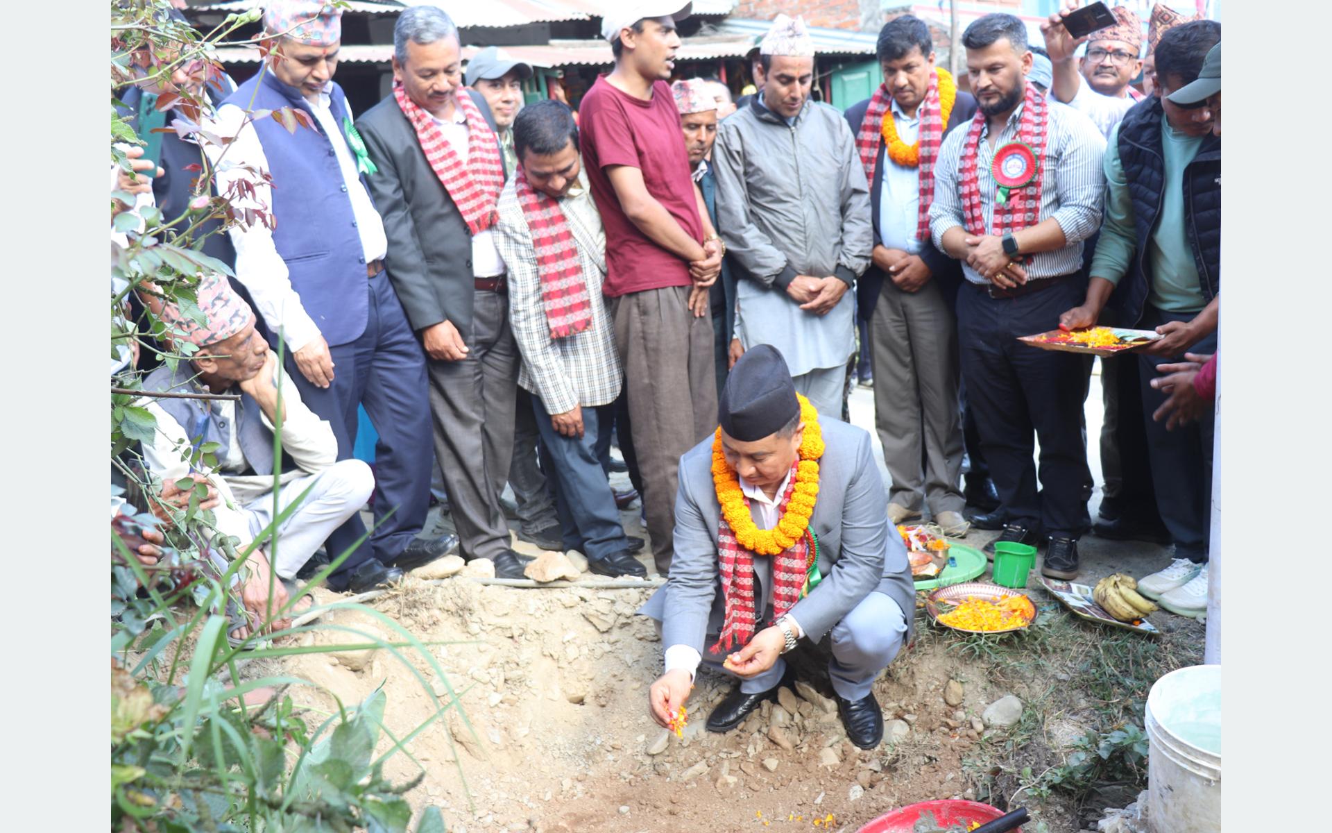 २० वर्षपछि नुवाकोटको विदुरहुँदै धादिङको खनियाबास पुग्ने सडक कालोपत्र सुरु