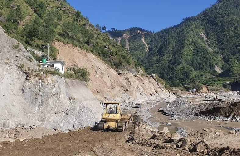 क्षतिग्रस्त विपी राजमार्ग : जापान सरकारको निर्णय कुर्दै सरकार, कहिले लिन्छ पुनःनिर्माणको गति ?