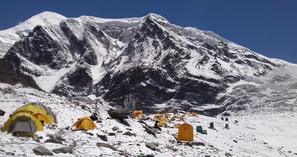 धौलागिरिमा ज्यान गुमाएका रसियन आरोहीको शव सङ्कलन थालियो