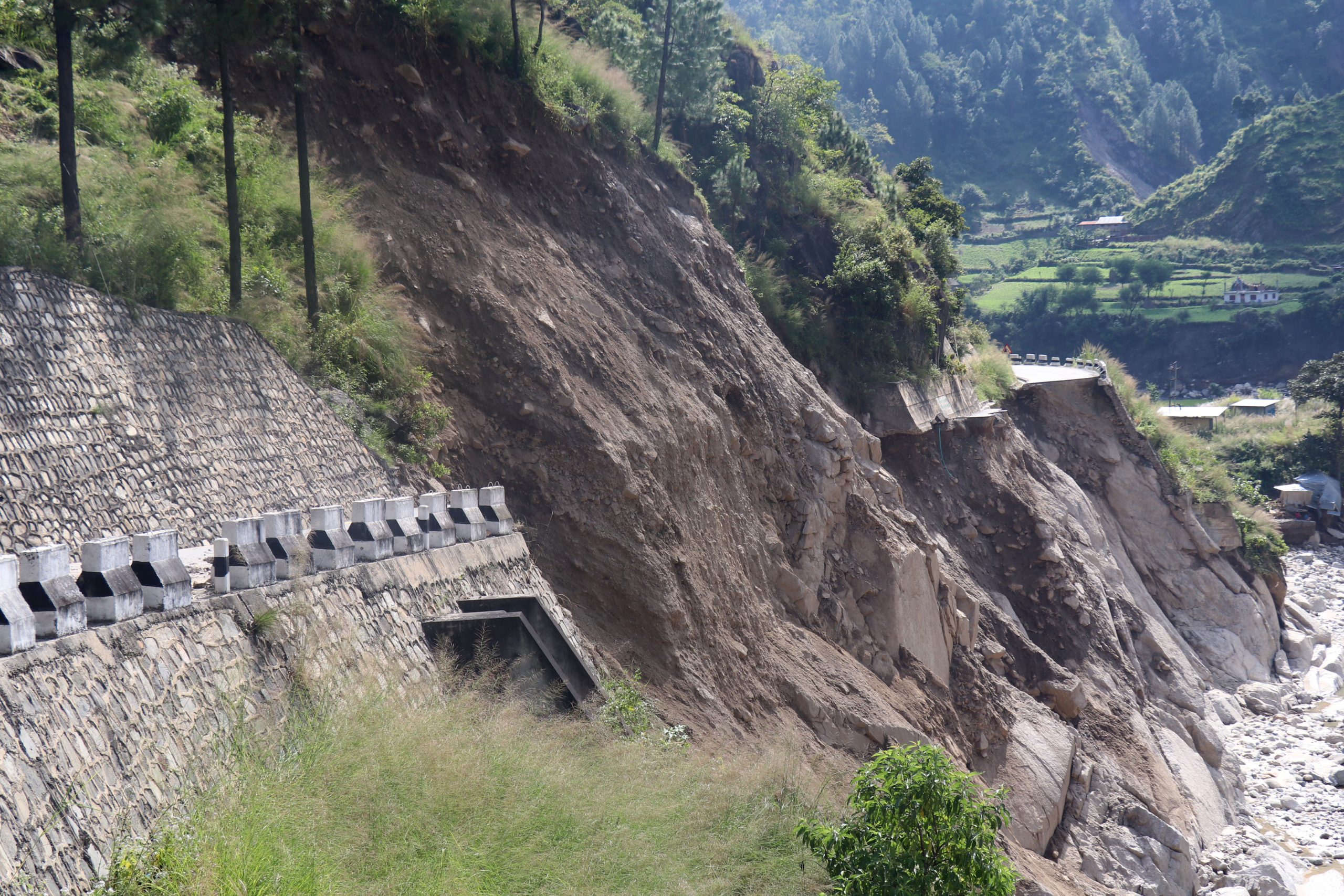 दुई दिनको बाढीपहिरोबाट क्षतिग्रस्त सडक र पुल बनाउन मात्रै २५ अर्ब रुपैयाँ खर्च लाग्ने