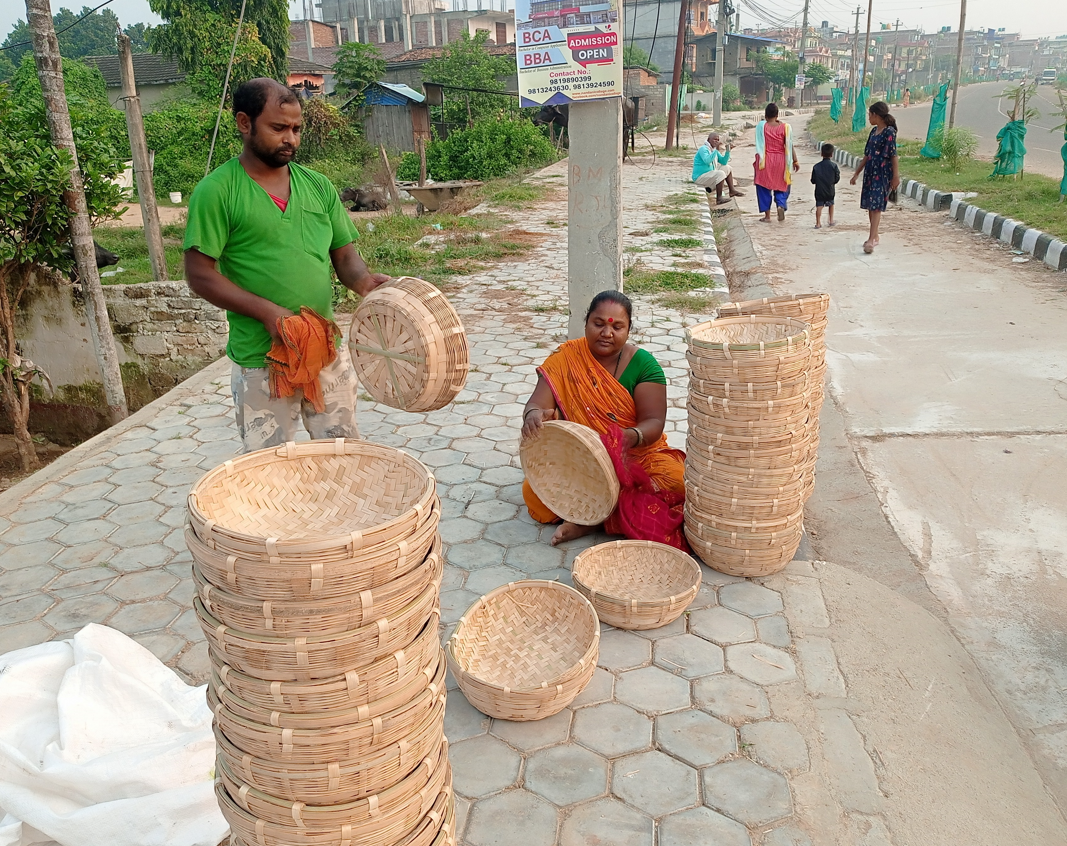 मिथिला क्षेत्रका डोम र बिन समुदायका मानिस चङेरा, ढकी, छिटी बनाउन व्यस्त