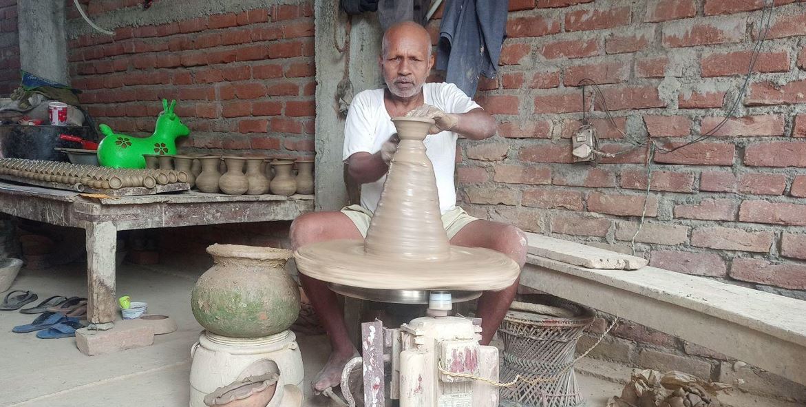 तिहार र छठपर्वलाई माटोका भाँडा बनाउन भ्याइनभ्याई