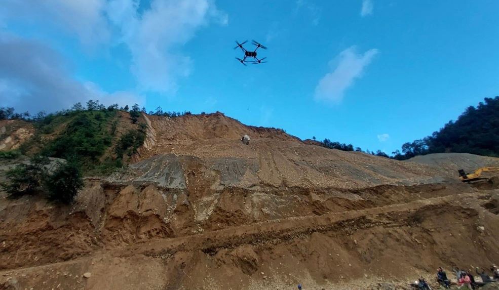 बाढीपहिरोले काभ्रेमा सडक अवरुद्ध, बस्तीमा ड्रोनमार्फत खाद्यान्न पठाइँदै