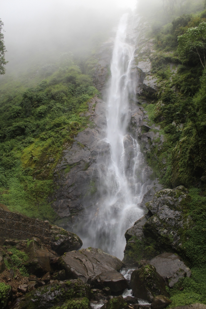 पर्यटकको पर्खाइमा भोजपुरको छाँगे झरना 