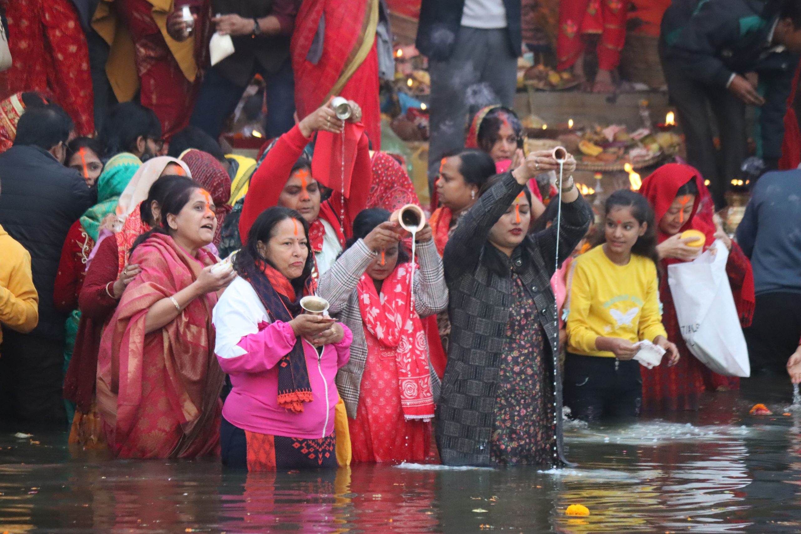 उदाउँदो सूर्यलाई अर्घ्य दिएसँगै छठ सम्पन्न (फोटो फिचर)