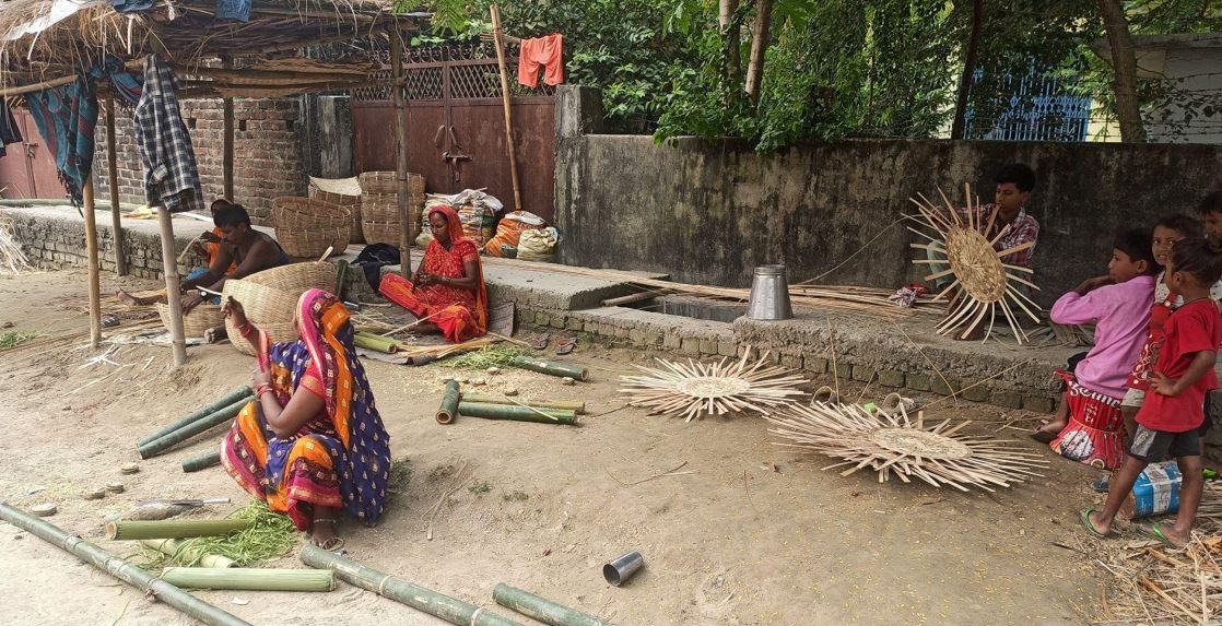 मरिक समुदाय छठका लागि बाँसका सामग्री बनाउन व्यस्त