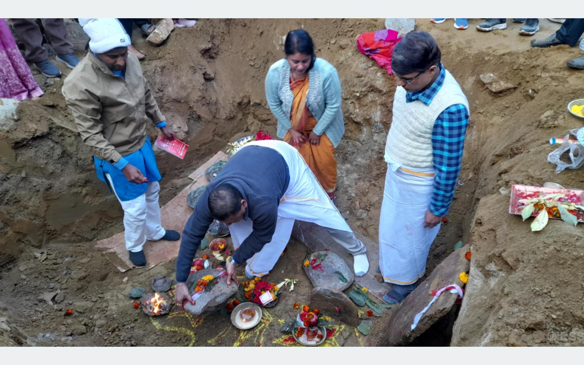 चौध करोडमा कुश्मा नगरपालिकाको भवन बन्दै