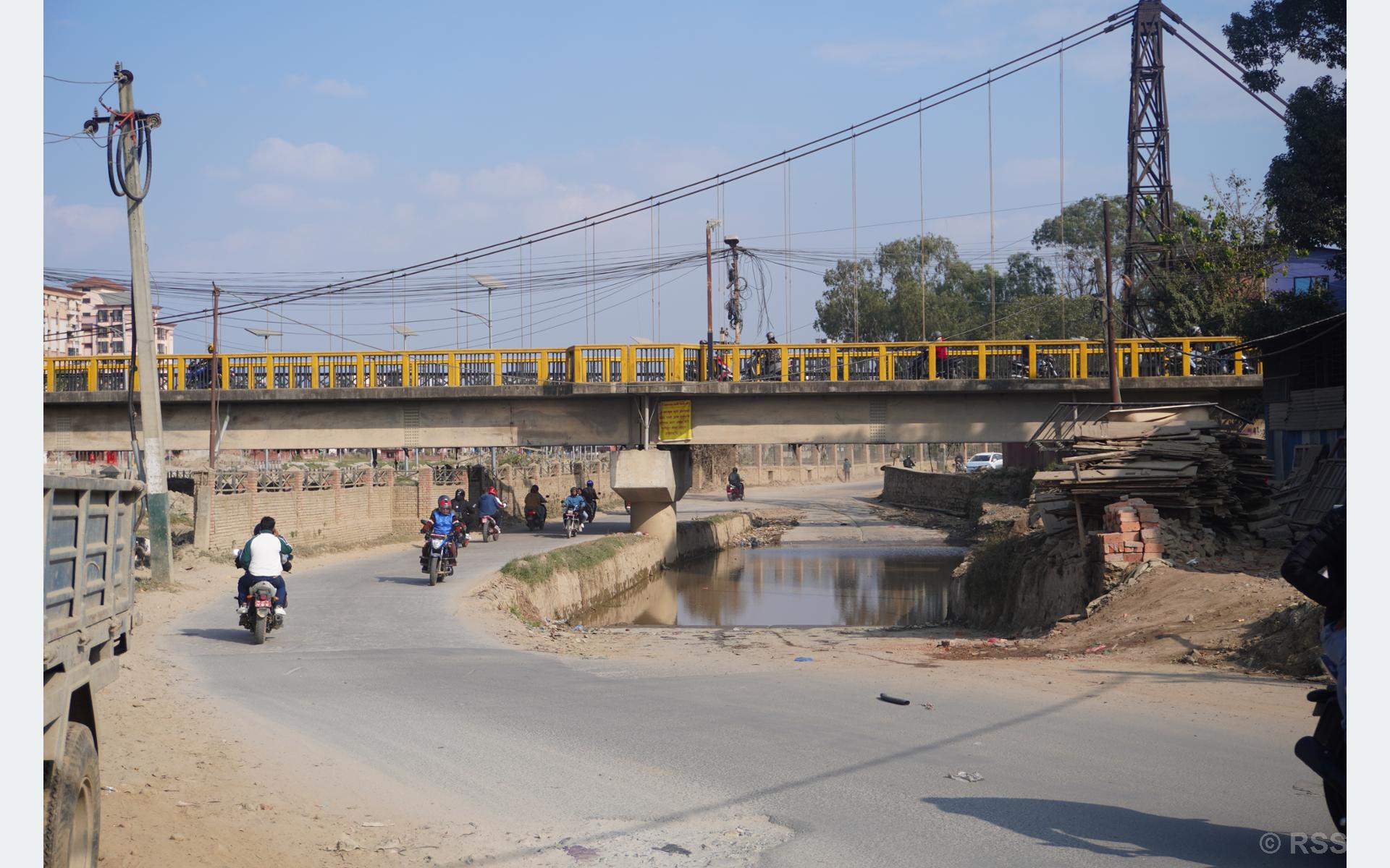 हिउँदमा पनि हटेन वाग्मती करिडोरको कालो पुलमुनि पानी जम्ने समस्या