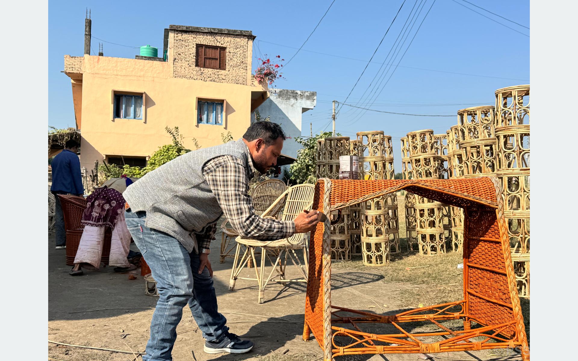 बेत र बाँसका सामानबाट आत्मनिर्भर बन्दै टीकापुरका महिला