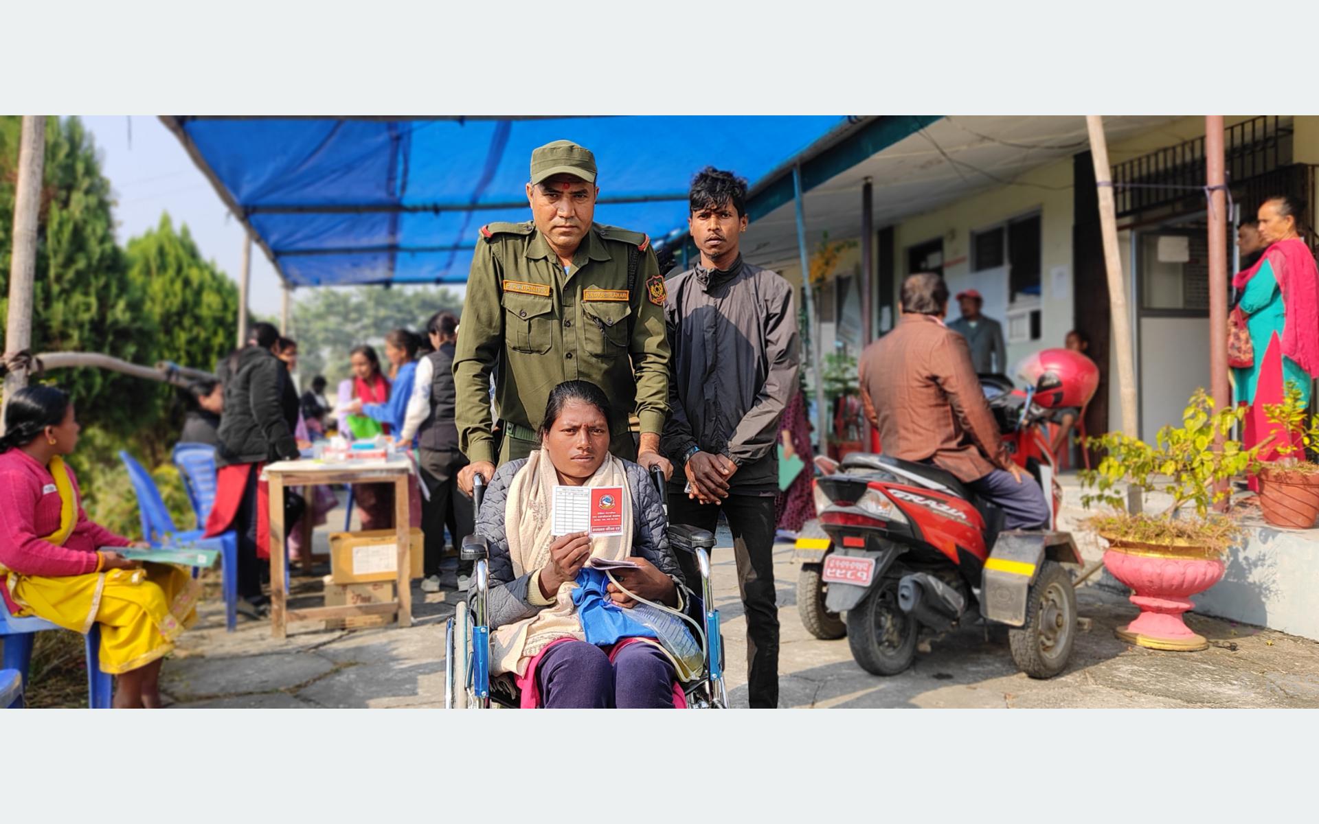 गाउँमै ‘रातो कार्ड’ पाउँदा अपाङ्गता भएका व्यक्तिहरू हर्षित