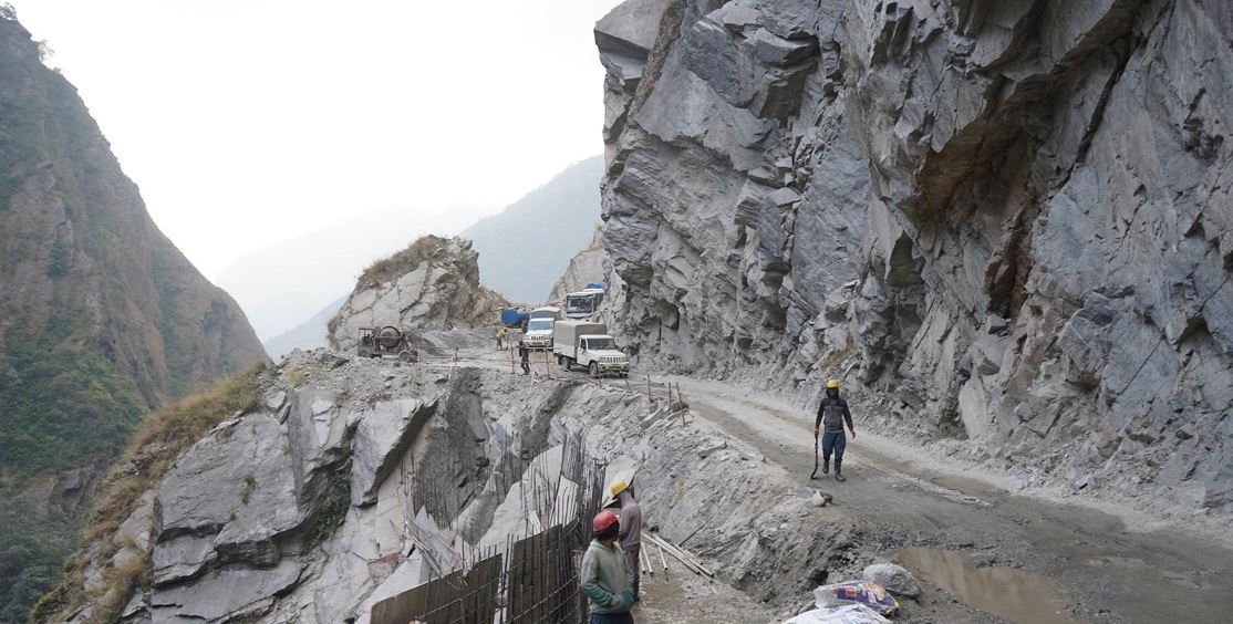 कालीगण्डकी करिडोरको काभ्रेभिरमा ‘रक एंकरिङ’ गरेर सडक विस्तार