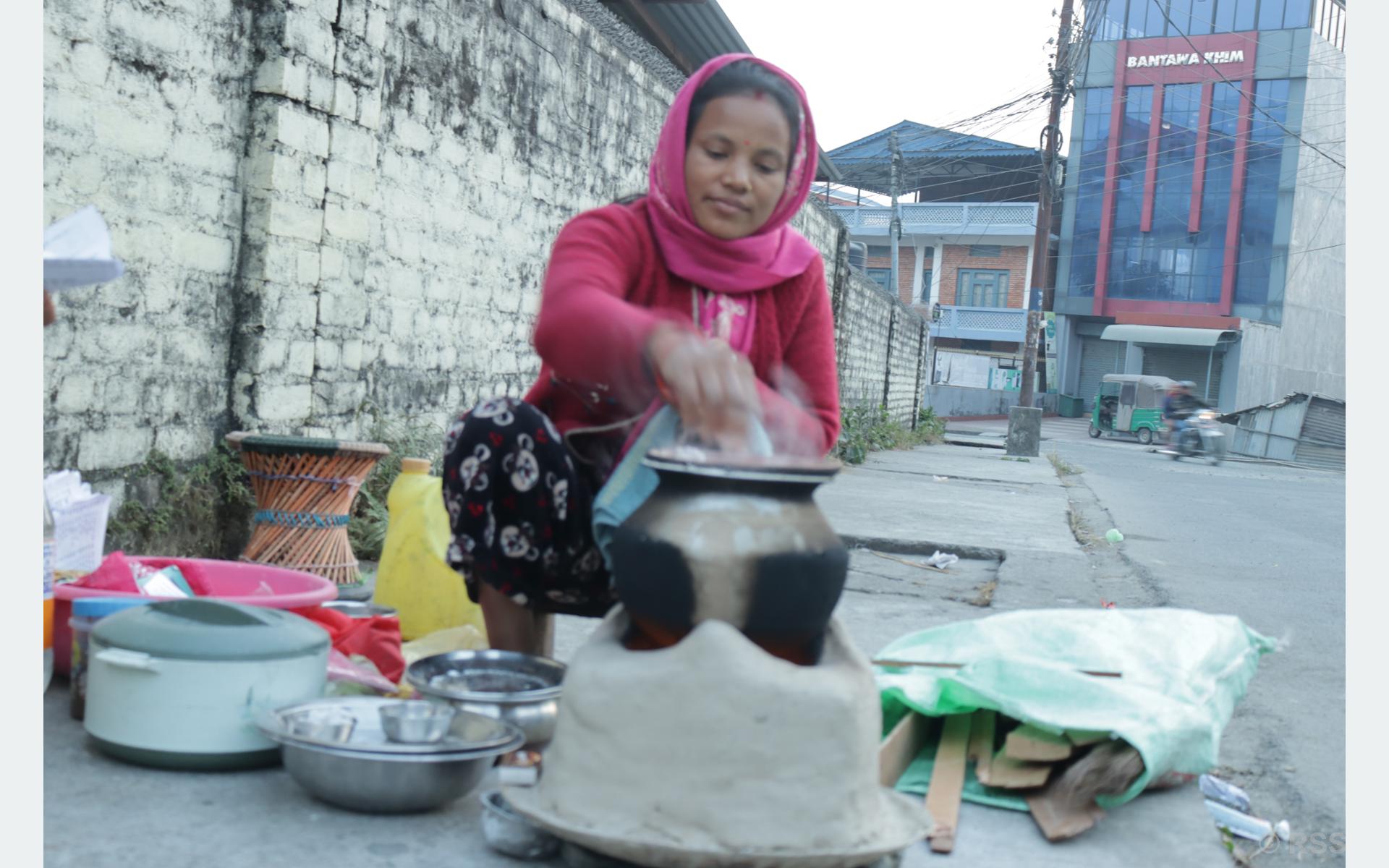  भक्का बेचेर  जाडोमा खर्च जुटाउदै महिला