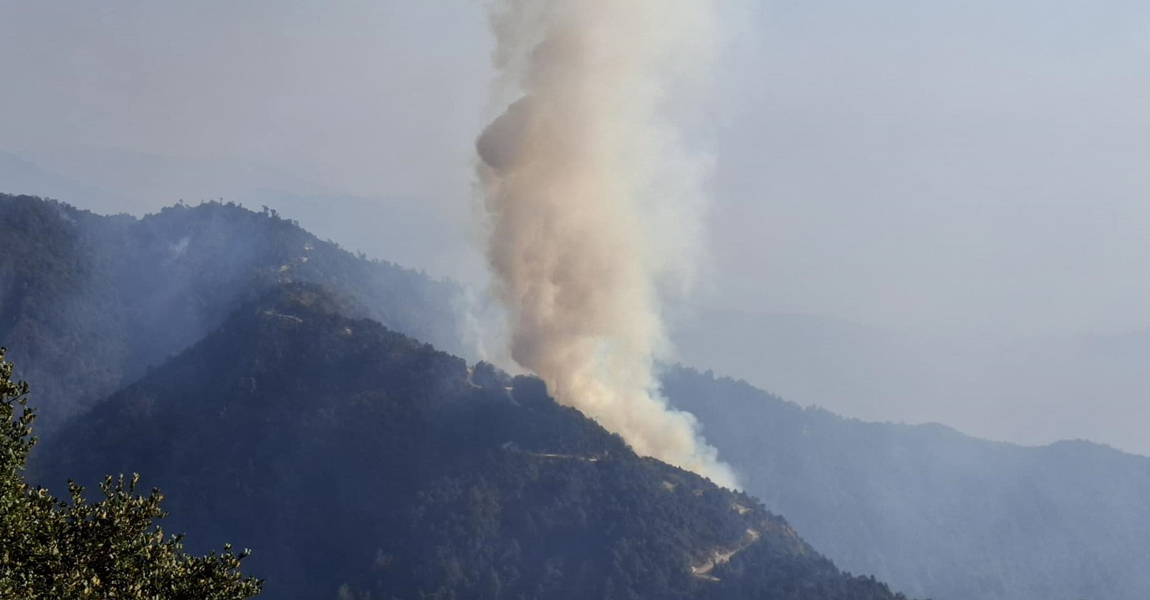 काभ्रेको महाभारत जङ्गलमा लागेको आगो अझै नियन्त्रणबाहिर