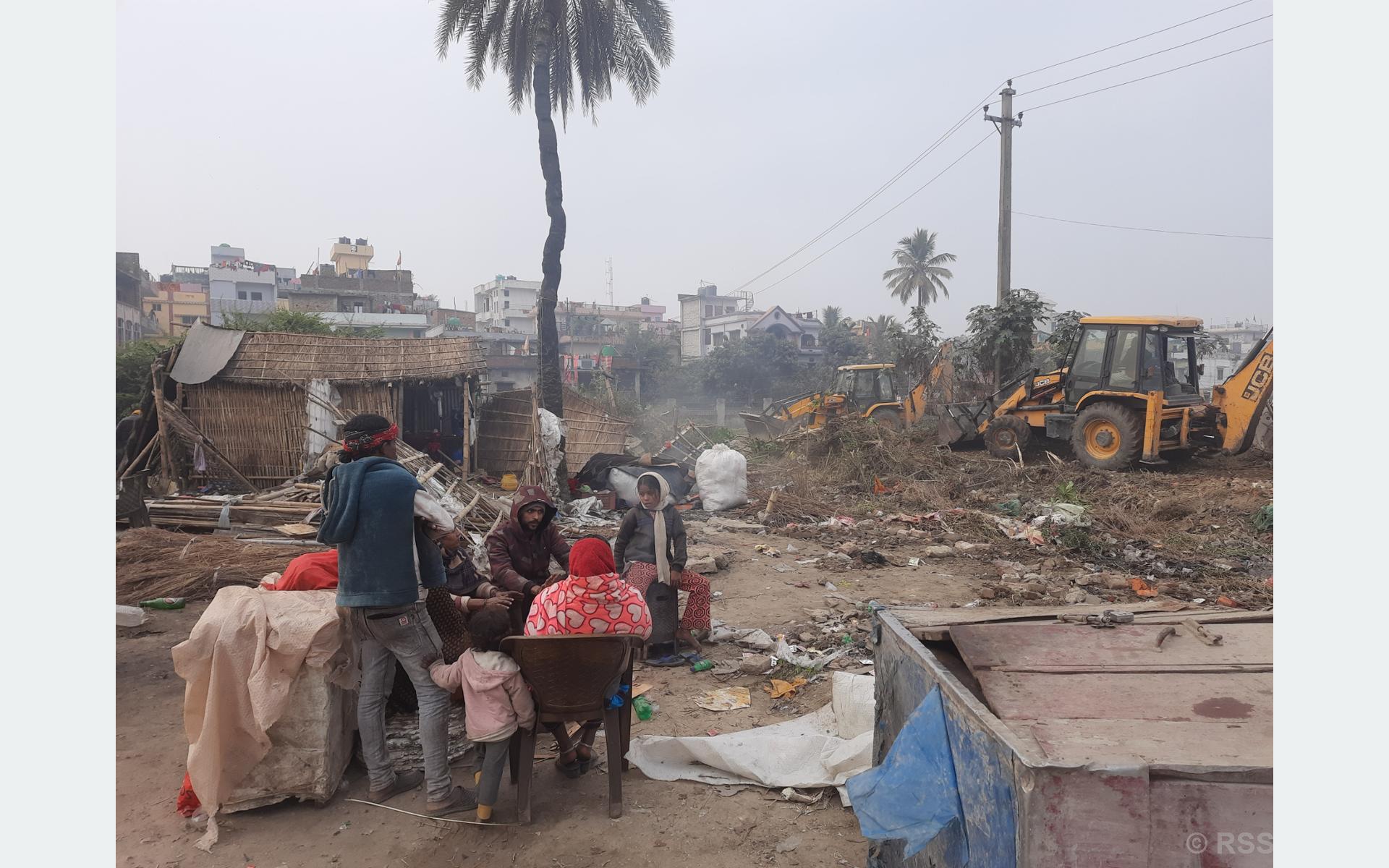 बिपी उद्यानको अतिक्रमित जग्गामा बनेका संरचना हटाउन सुरु