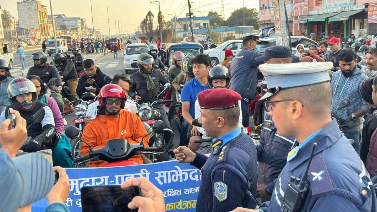 चितवन ट्राफिक प्रहरीको अभियान : मोटरसाइकल चालकलाई शुभयात्रा