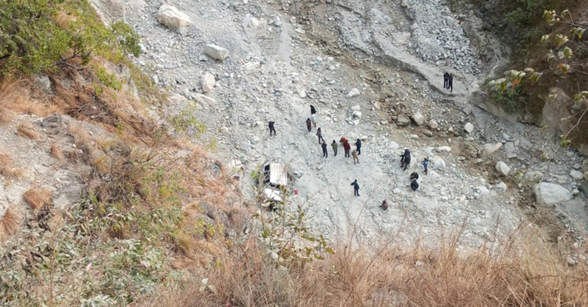 खोटाङबाट काठमाडौं आउँदै गरेको सुमो ओखलढुंगामा दुर्घटना, एकै परिवारका तीन जनाको मृत्यु