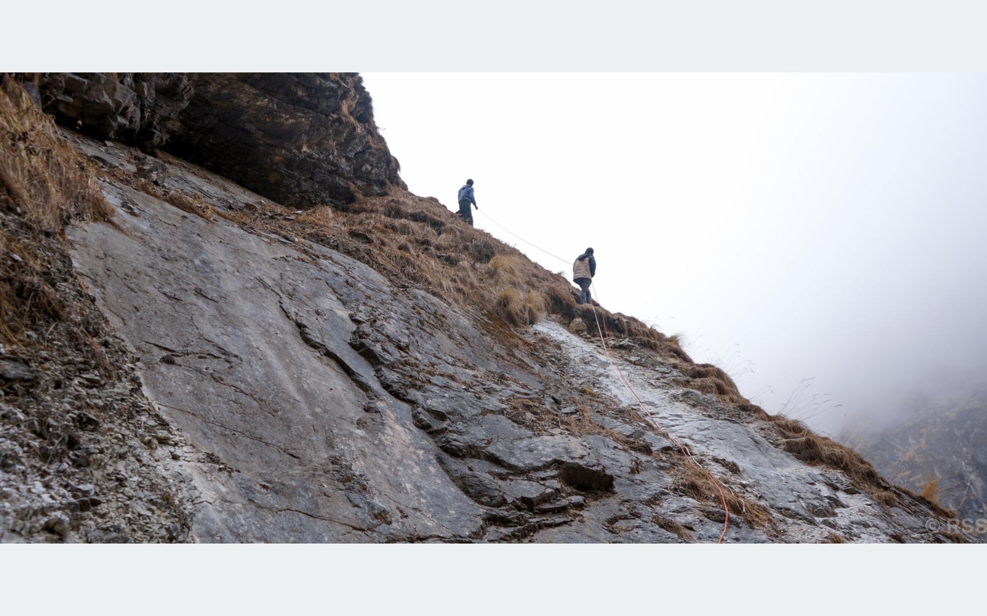 अझै डोरीमा झुण्डीएर यात्रा गर्नुपर्ने बाध्यता कायमै