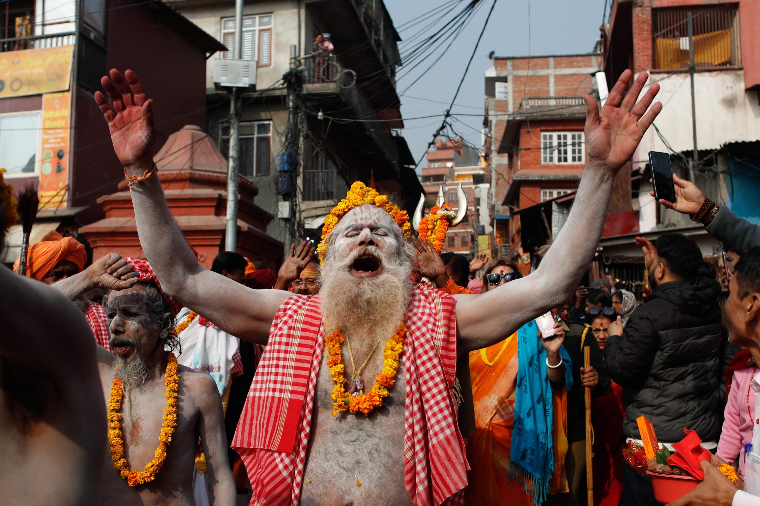 महाशिवरात्रिका लागि पशुपतिमा भेला हुन थाले नागा बाबाहरू (फोटो फिचर)