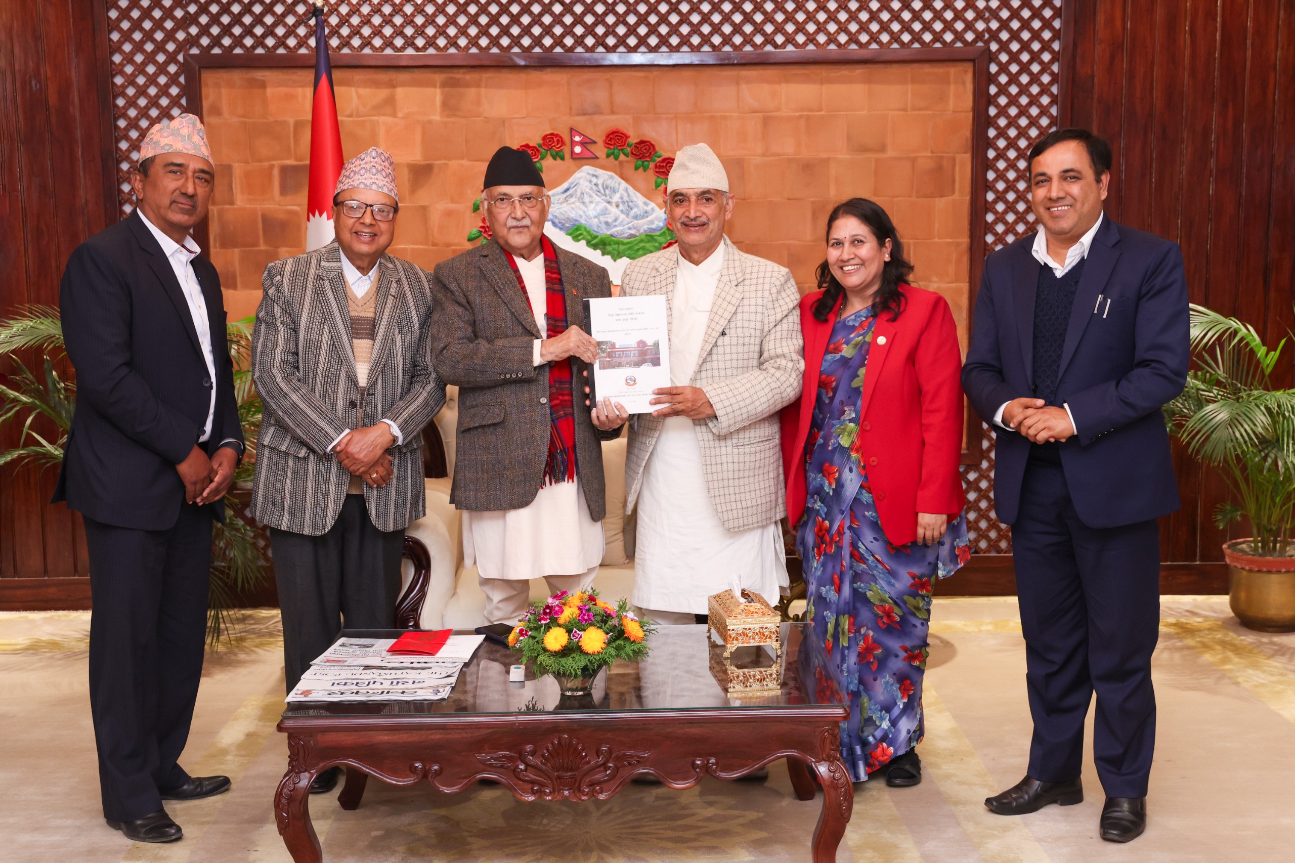 प्रधानमन्त्रीलाई संस्कृत विश्वविद्यालयको जग्गा खोजबिन समितिको प्रतिवेदन हस्तान्तरण