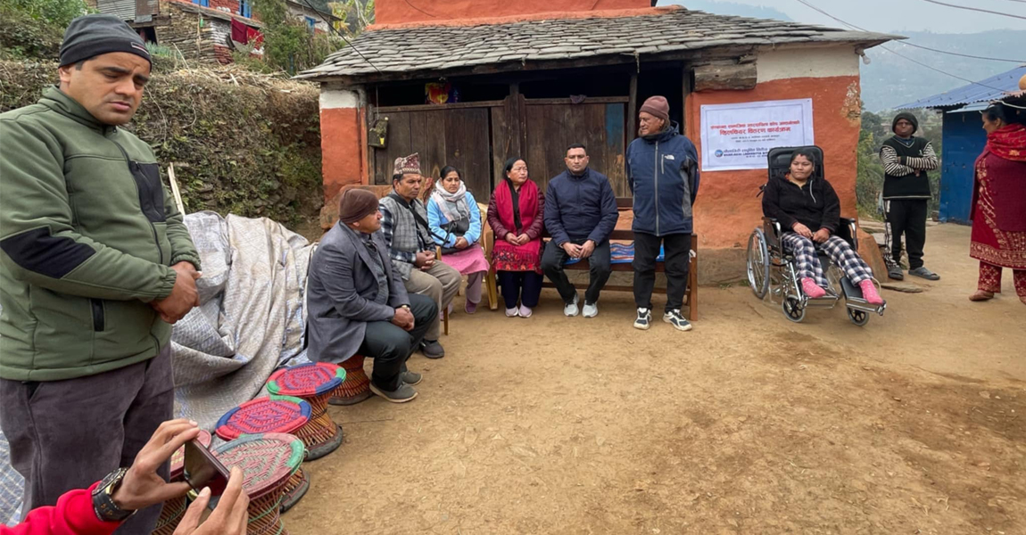 धौलागिरि लघुवित्तद्वारा अशक्तलाई ह्वीलचेयर वितरण