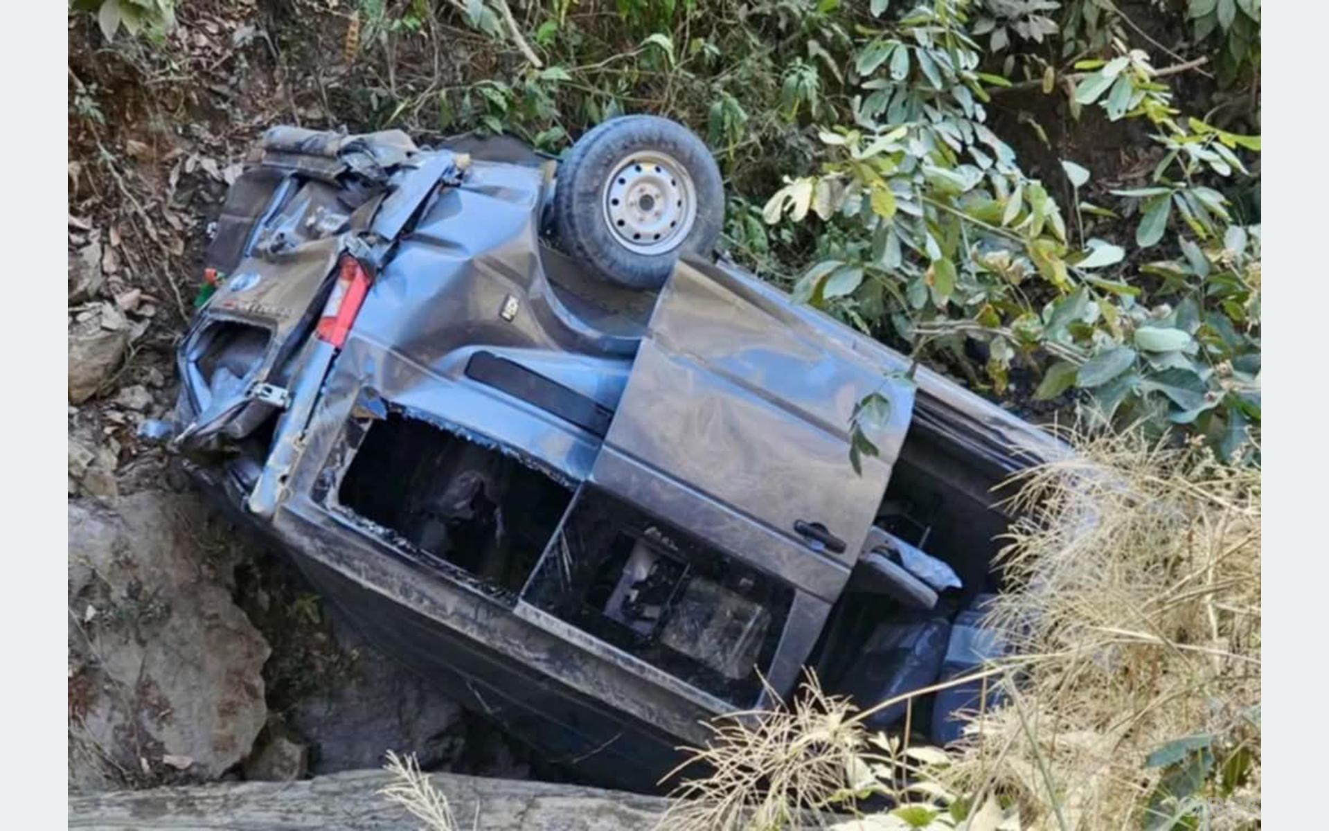 मनकामना मन्दिर गएर फर्किएका दर्शनार्थी चढेको माइक्रो दुर्घटनामा १ जनाको मृत्यु, १४ घाइते