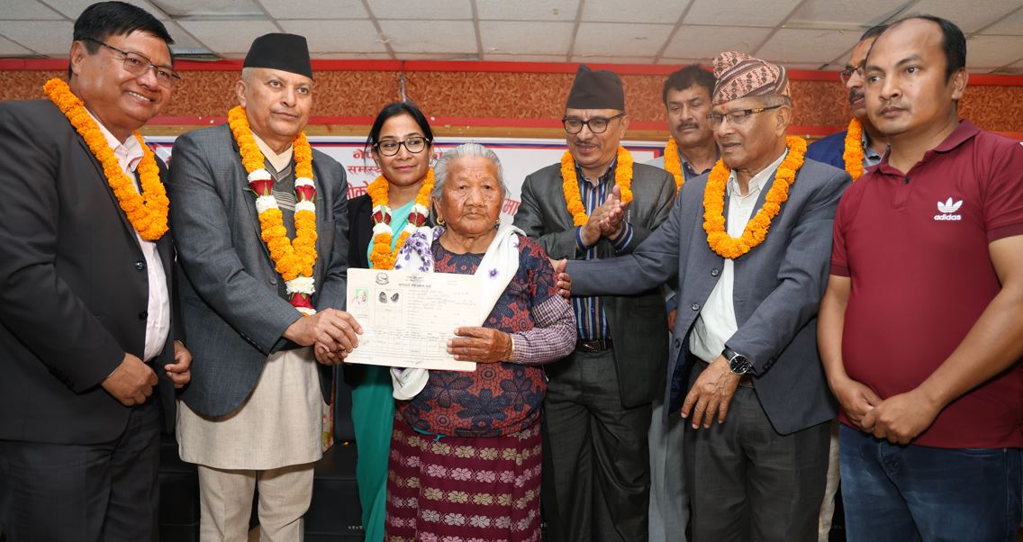 भरतपुरका १२९ घरधुरी सुकुम्बासीलाई लालपूर्जा वितरण