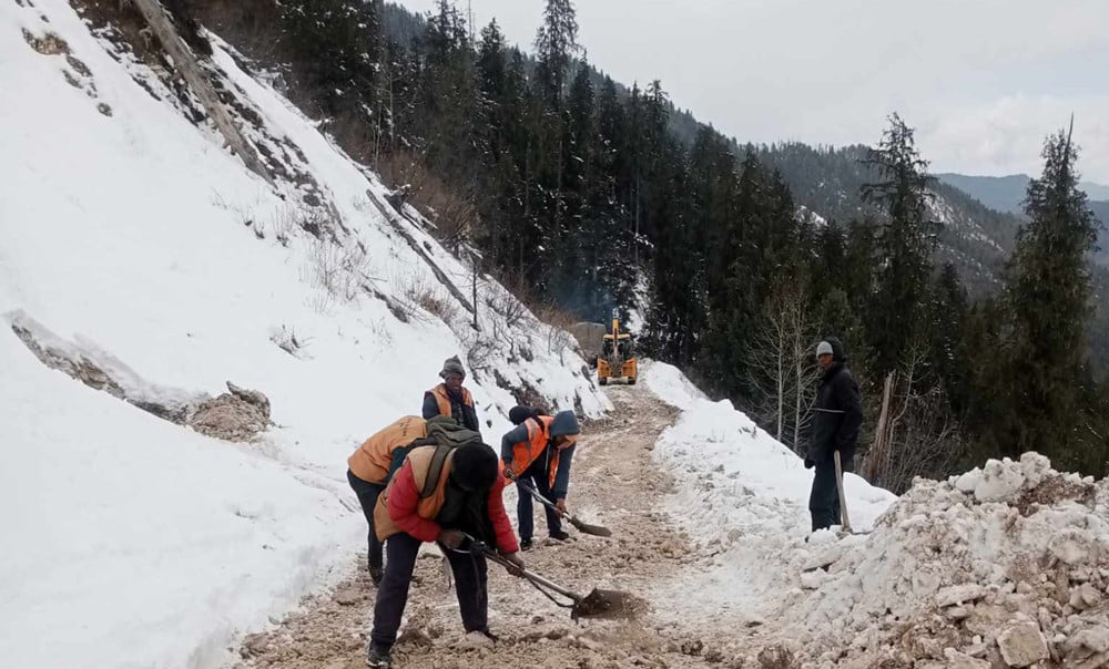 अझै खुलेन हिमपातले अवरुद्ध नाग्म-गमगढी सडक