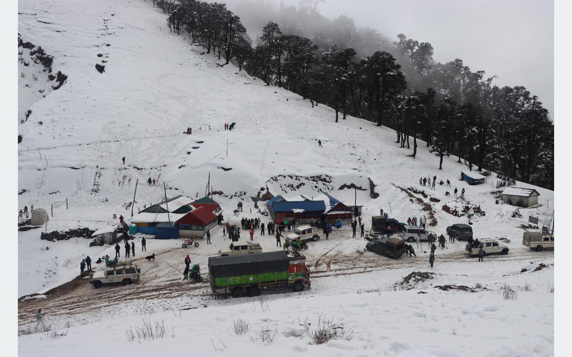 हिउँ खेल्न लोभिने आन्तरिक पर्यटक पुगे रूकुम पूर्व