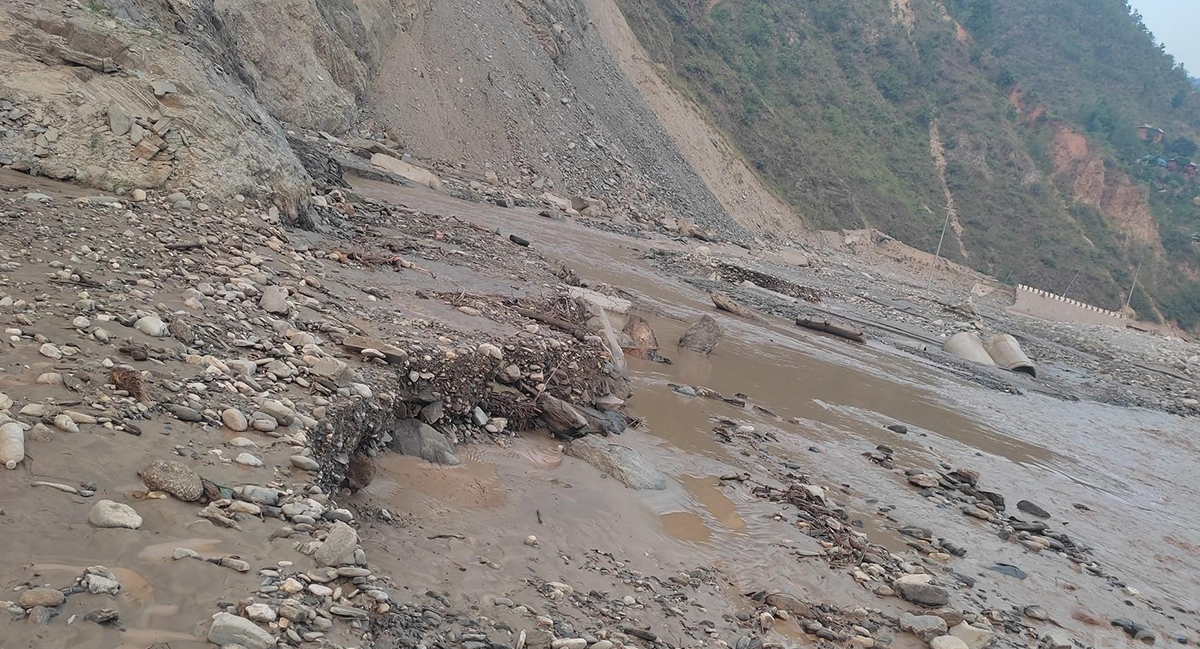 ८ घण्टादेखि बीपी राजमार्ग अवरुद्ध, बेपत्ता महिलाको खोजी जारी