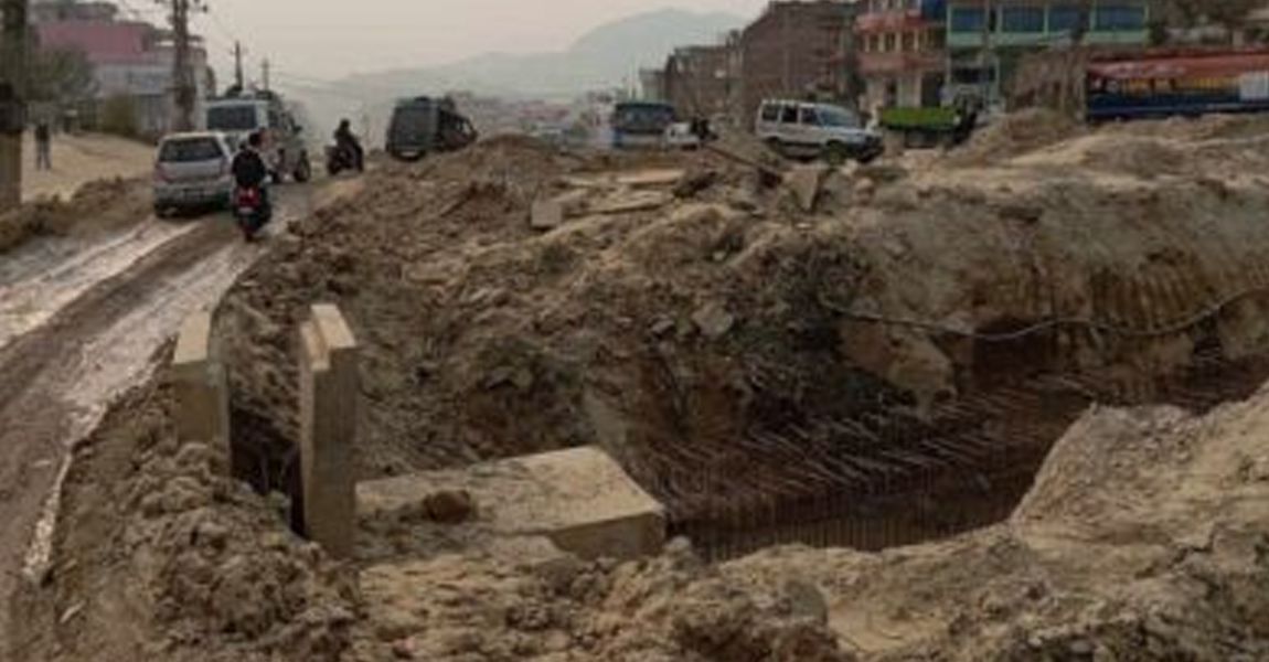साँगामा सडक विस्तारका क्रममा पहिरो खस्दा मजदुर घाइते