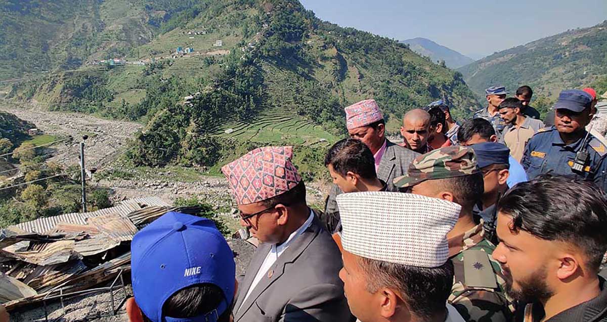 गृहजिल्लामा भएको आगलागी निरीक्षण गर्न बाजुरा पुगे मन्त्री पाण्डे