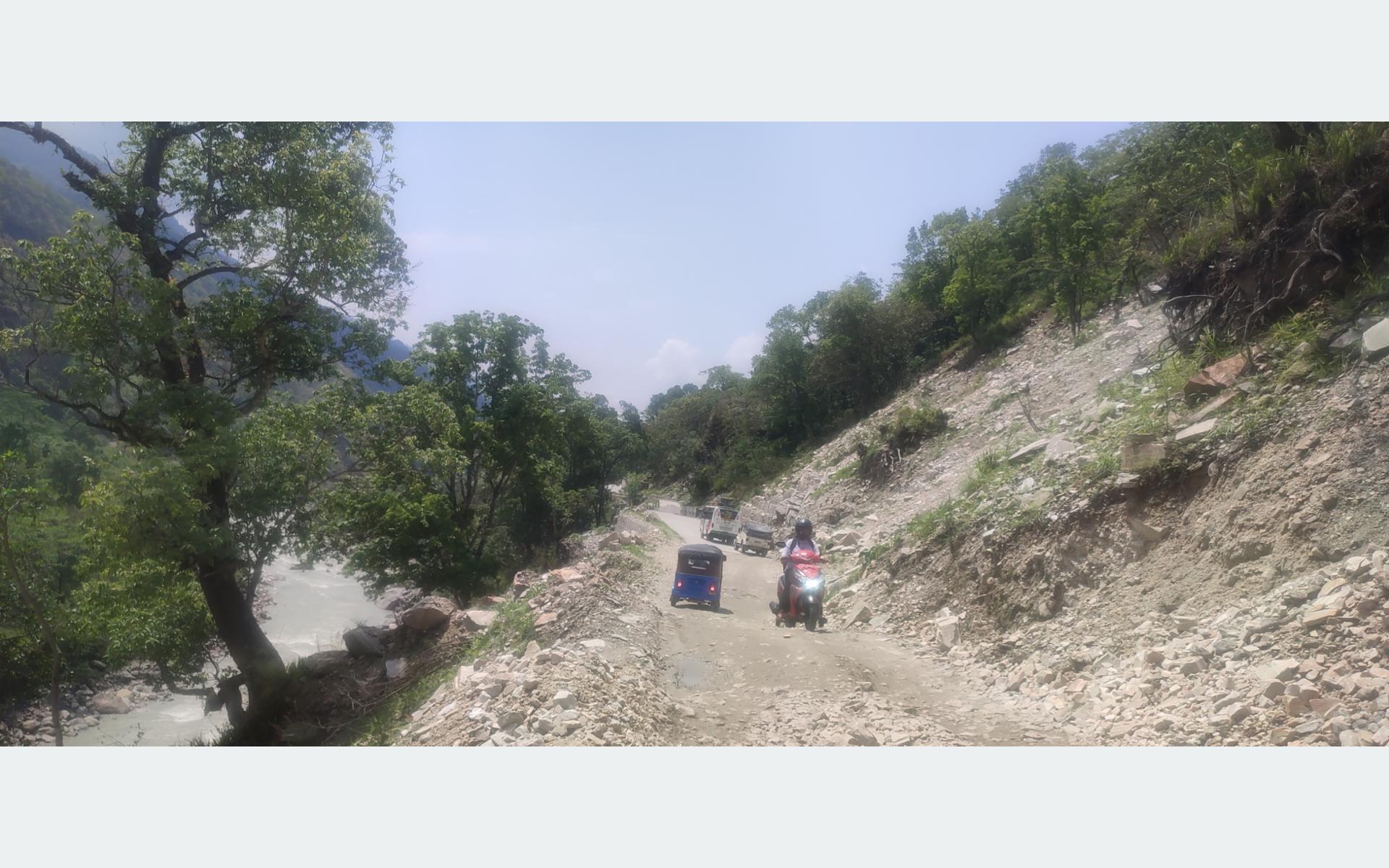 जोखिम बन्दै बेँसीसहर-चामे सडकयात्रा: माथि हेर्दा आकाशै छोएझैँ लाग्ने, तल हेर्दा आङ सिरिङ हुने भिर