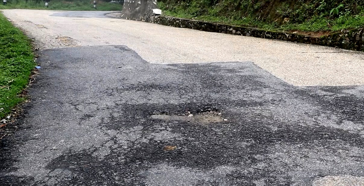 भोजपुर-लेगुवा सडक: भत्किएका ठाउँमा टालिएको कालोपत्र उप्कियो