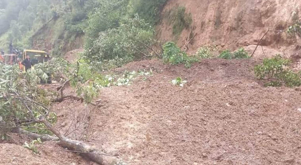 धादिङको जहरेखेतस्थित पृथ्वीलोकमार्ग अबरुद्ध