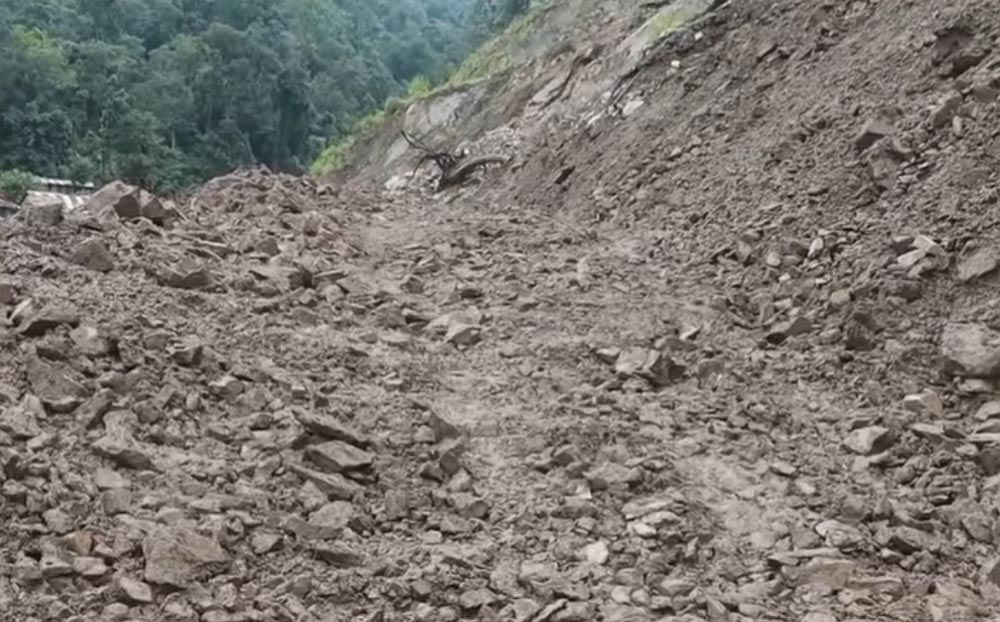 घोराही थवाङ शहिद मार्ग पुर्णरुपमा अवरुद्ध