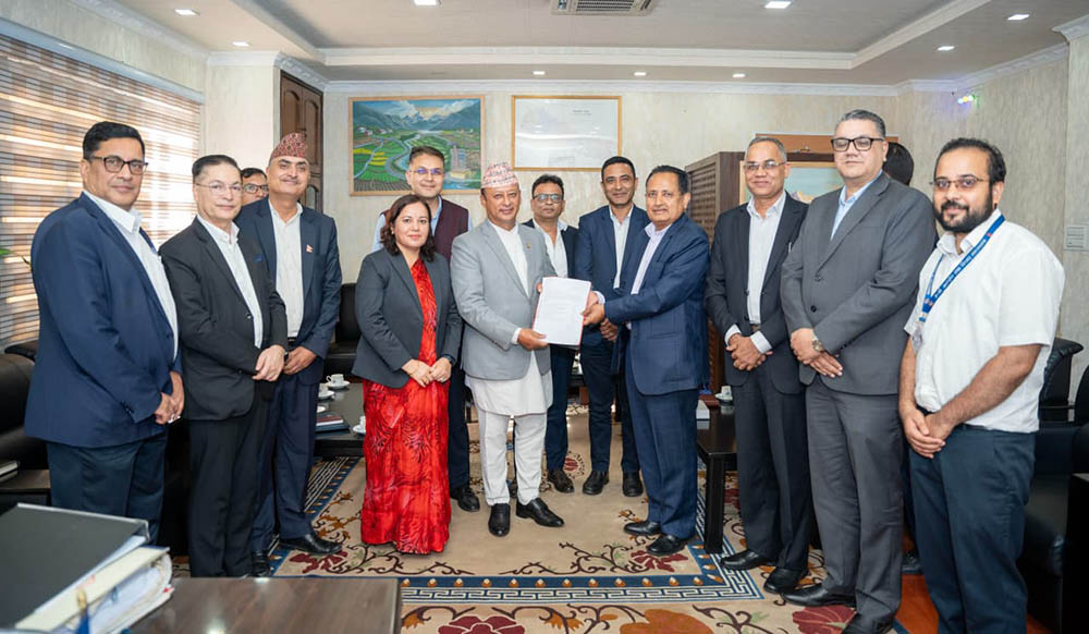 विद्युत व्यापार अध्ययन समितिको प्रतिवेदन मन्त्री खड्कालाई हस्तान्तरण