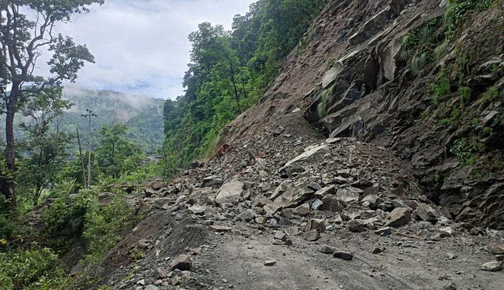 कुलेखानी फाखेल काठमाडौँ सडक पुर्ण रुपमा अवरुद्ध