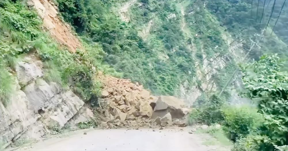 सिद्धबाबामा पहिरो, सिद्धार्थ राजमार्ग अबरुद्ध