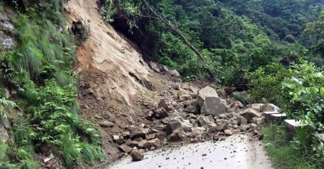 अविरल वर्षाका कारण बैतडी-बझाङ जोड्ने जयपृथ्वी राजमार्ग अवरुद्ध